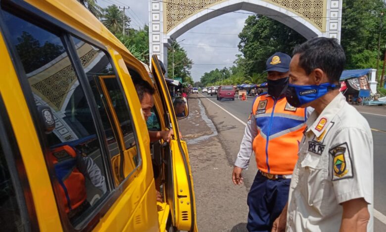 RAZIA: Petugas terus intensif menggelar Operasi Yustisi kedisiplinan Covid-19 di perbatasan Cianjur pada semua pengguna jalan, terutama kendaraan umum. (Foto: Riski Maulana/cianjurupdate.com)