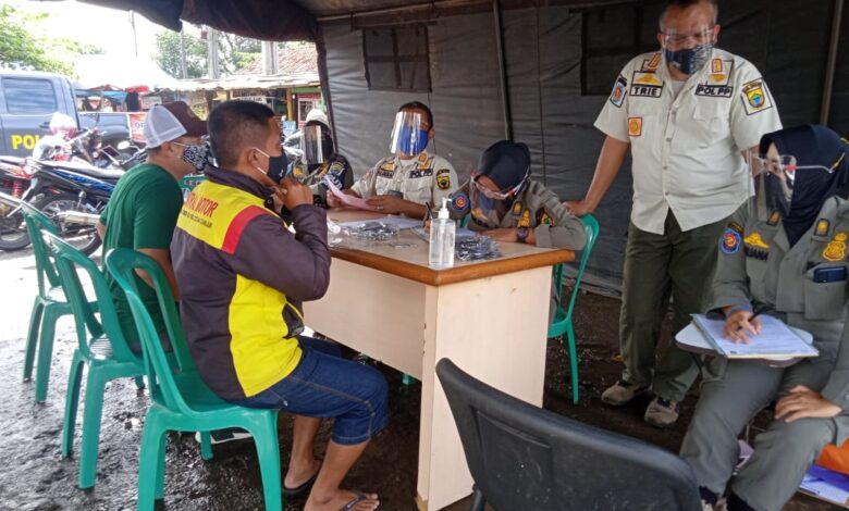 TERJARING: Sejumlah pelanggar terjaring dalam giat Operasi Yustisi oleh petugas gabungan di Perbatasan Cianjur-Bandung. (Foto: Riski Maulana/cianjurupdate.com)