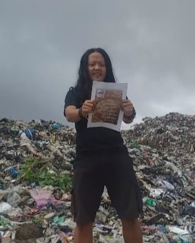 PUISI: Sejumlah pengiat lingkungan, akademisi, dan anak muda mengelar dramatisasi puisi berjudul 'Sumpah Serapah Sampah' di TPA Pasir Sembung. (Foto: Afsal Muhammad/cianjurupdate.com)