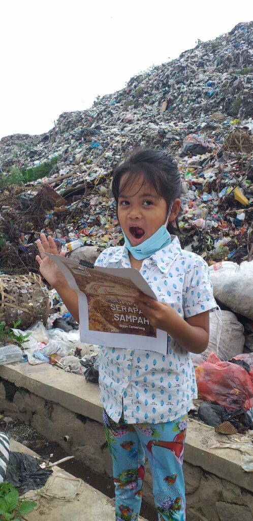 PUISI: Sejumlah pengiat lingkungan, akademisi, dan anak muda mengelar dramatisasi puisi berjudul 'Sumpah Serapah Sampah' di TPA Pasir Sembung. (Foto: Afsal Muhammad/cianjurupdate.com)