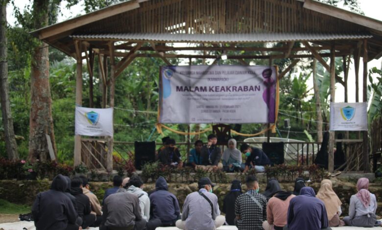 AKRAB: Karmapack menggelar malam keakraban (Makrab) 2021 yang digelar di tempat wisata Curug Citambur, Kecamatan Pasirkuda, Cianjur. (Foto: Afsal Muhammad/cianjurupdate.com)