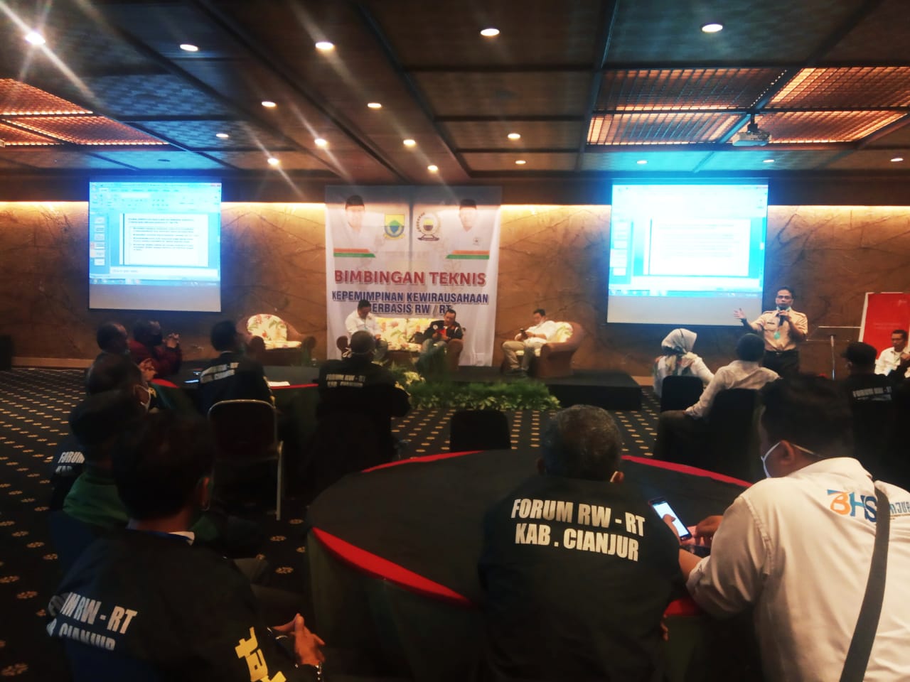 BIMTEK: Puluhan anggota Forum RW/RT mengikuti bimtek kewirausahaan dan ketahanan pangan. (Foto: Rendi Irawan/cjanjurtoday.com)