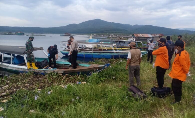 Diduga Kena Serangan Jantung, Seorang Pemancing Ditemukan Tewas di Atas Perahu Getek Waduk Cirata