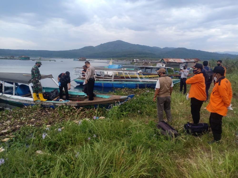 Diduga Kena Serangan Jantung, Seorang Pemancing Ditemukan Tewas di Atas Perahu Getek Waduk Cirata