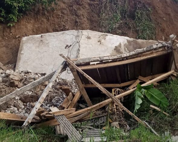 Viral! Rumah Milik Warga di Batulawang Cipanas Sengaja Dirobohkan, Akibat Pergeseran Tanah yang Makin Parah