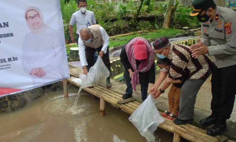 Komisi IV DPR RI dan KKP Salurkan Bantuan Benih Ikan di Desa Nagrak Cianjur