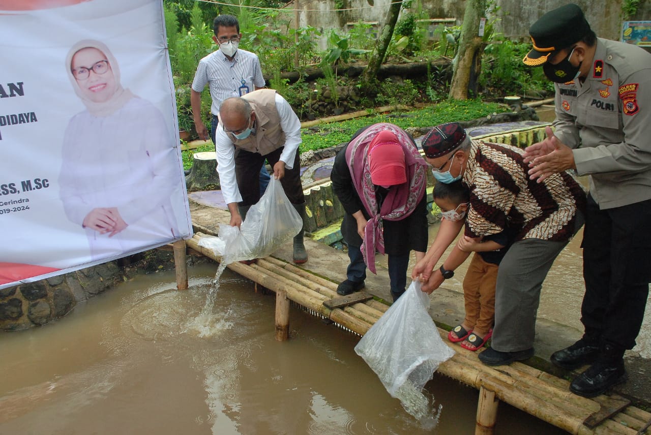 Komisi IV DPR RI dan KKP Salurkan Bantuan Benih Ikan di Desa Nagrak Cianjur