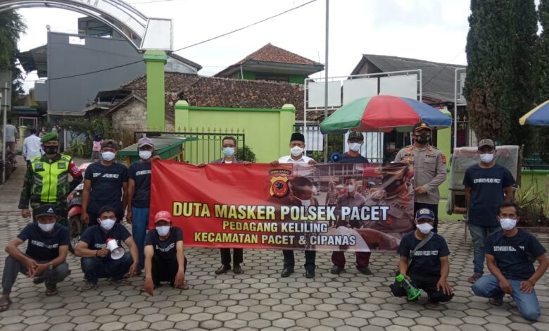 UNIK: Sosialisasikan prokes 3M, Polsek Pacet launching Duta Masker Pedagang Keliling di Desa Sukanagalih. (Foto: Rendi Irawan/cianjurupdate.com)