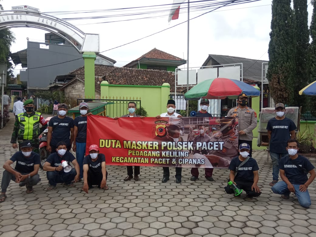 UNIK: Sosialisasikan prokes 3M, Polsek Pacet launching Duta Masker Pedagang Keliling di Desa Sukanagalih. (Foto: Rendi Irawan/cianjurupdate.com)