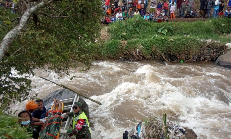 Cerita Relawan Evakuasi Mayat Tanpa Busana di Cipanas: Dua Jam Diterjang Derasnya Air Sungai Cikundul