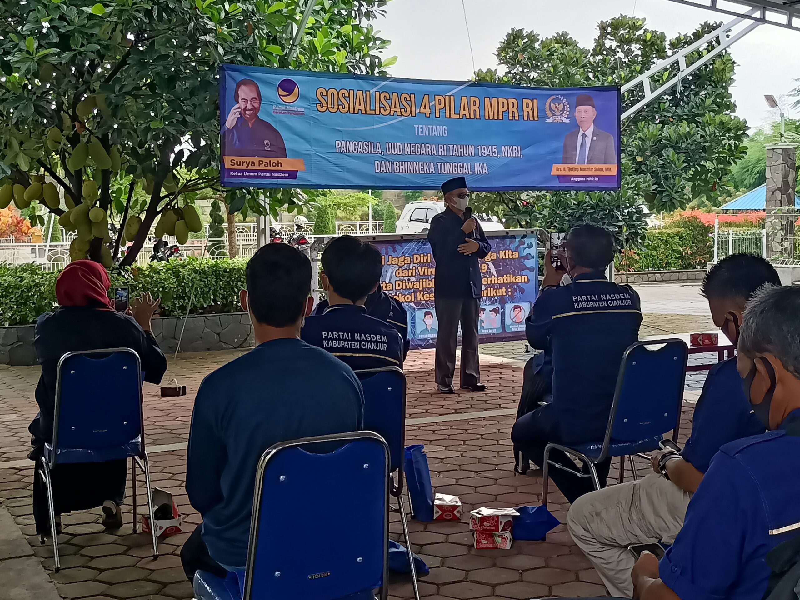 SOSIALISASI: Anggota MPR RI, H Tjetjep Muchtar Soleh saat menggelar sosialisasi empat pilar kebangsaan dengan berbagai kalangan masyarakat pada Senin (8/2/2021). (Foto: Afsal Muhammad/cianjurupdate.com)