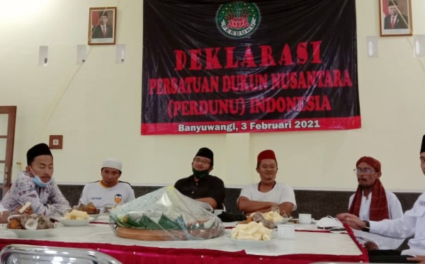 DEKLARASI: Persatuan Dukun Nusantara (Perdunu) mendeklarasikan diri di Banyuwangi dengan menyampaikan sejumlah program kerja, salah satunya adalah akan menggelar Festival Santet dan menyingkap asumsi tabu terkait praktik perdukunan. (Foto: Istimewa)