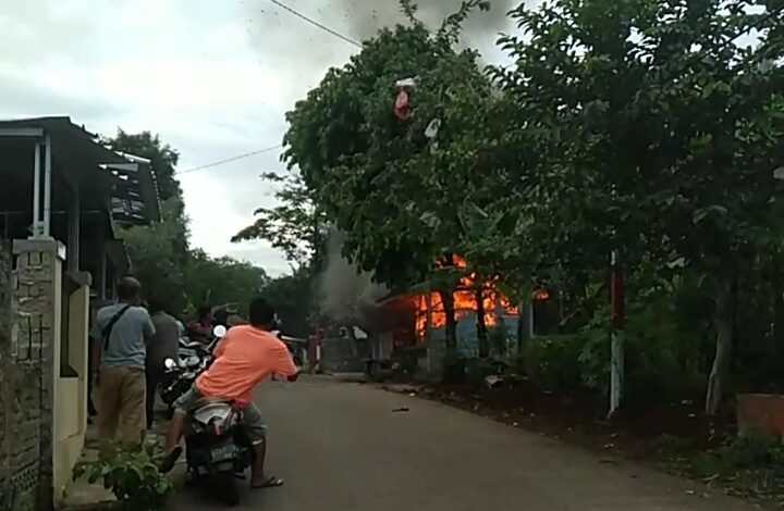 Sebuah warung di Kampung Cisalak Hilir RT 04/RW 07, Desa Cisalak, Kecamatan Cibeber kebakaran pada Rabu (17/2/2021).