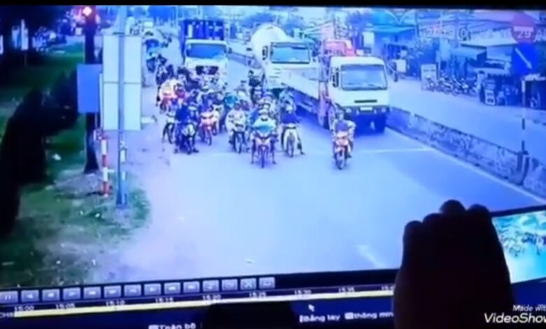 Video truk kontainer tabrak banyak motor di lampu merah atau setopan viral lagi.