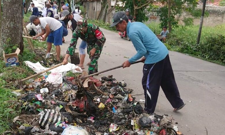 OTT Pembuang Sampah di Pinggir Jalan, Pemdes Mekargalih Akan Beri Imbalan Rp500 Ribu