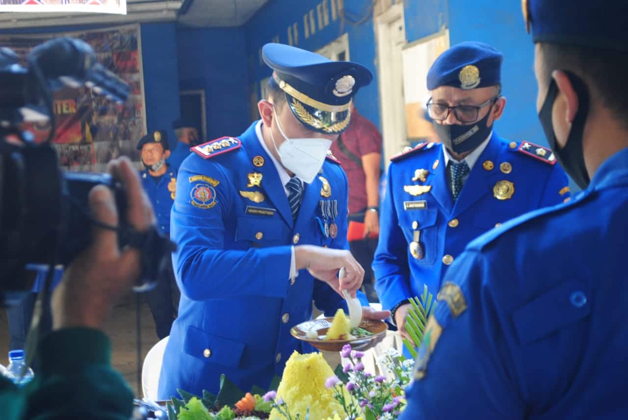 HUT Pemadam Kebakaran dan Penyelamatan Indonesia ke-102, Damkar Cianjur Gelar Potong Tumpeng