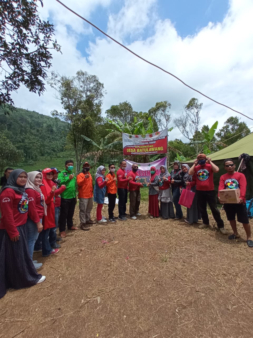 Komunitas SDC Salurkan Bantuan pada Korban Pergerakan Tanah di Desa Batulawang