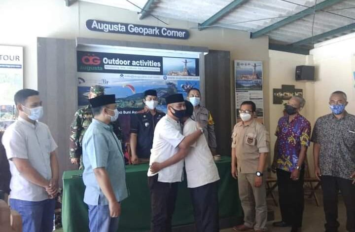 Berpelukan, Guru yang Dibentak Gegara Posting Jalan Rusak Islah dengan Aparat Desa Cijalingan