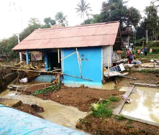 Kolam Penampung PLTM Bendungan Cibeet Jebol, Rumah dan Warung di Sukaresmi Rusak