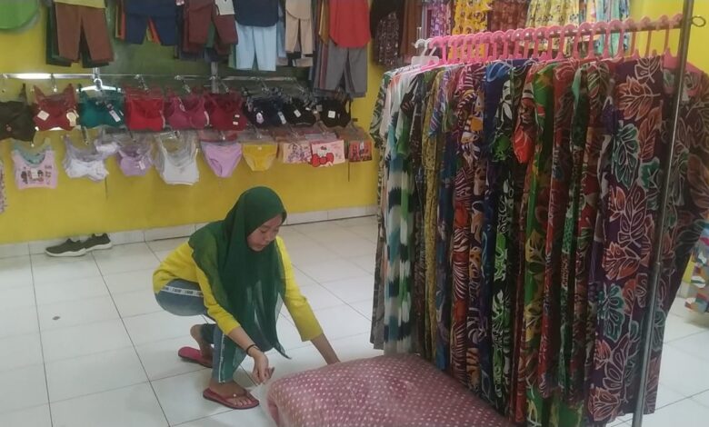 Terekam CCTV, Hape Milik Karyawan Toko Baju di Cianjur Raib Digondol Maling