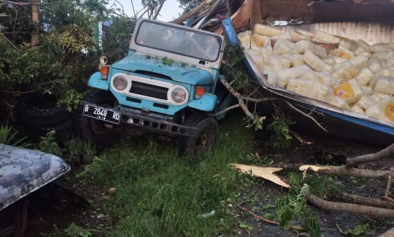 Truk Boks Bermuatan Mie Bihun Terjungkir di Ciloto, Sopir Terjepit hingga Tewas di Tempat