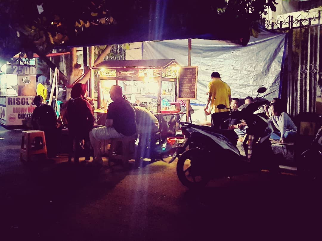 Nongkrong Asyik di Warkop Cianjur, Sajikan Menu Salted Caramell Coffee hingga Kue Pancong Bakar