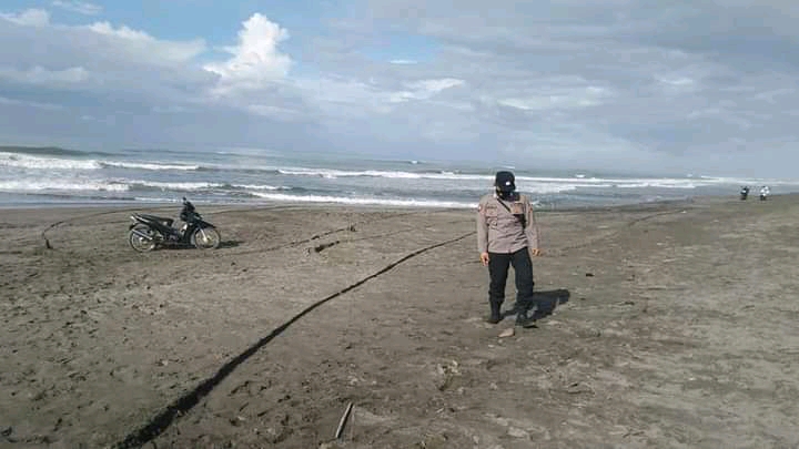 TENGGELAM: Dua remaja SMP tenggelam saat sedang mandi di Pantai Simpangsari Cidaun, satu orang belum ditemukan. (Foto: Rendi Irawan/cianjurupdate.com)