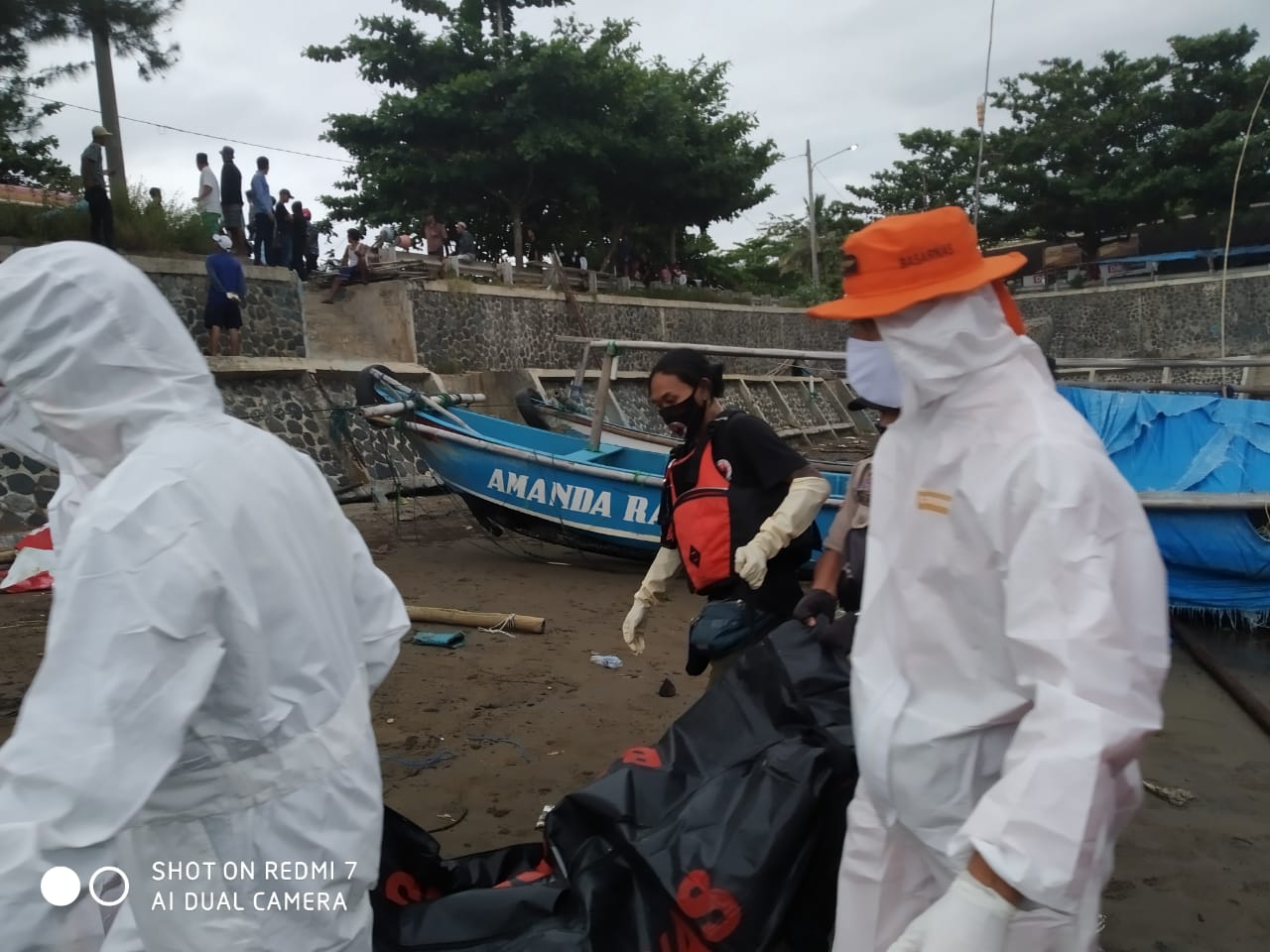 DIEVAKUASI: Zainal Arifin (13), remaja SMP yang tenggelam di Pantai Simpangsari, Kecamatan Cidaun, Kabupaten Cianjur ditemukan tewas, Senin (22/3/2021) sore. (FOTO: IST)