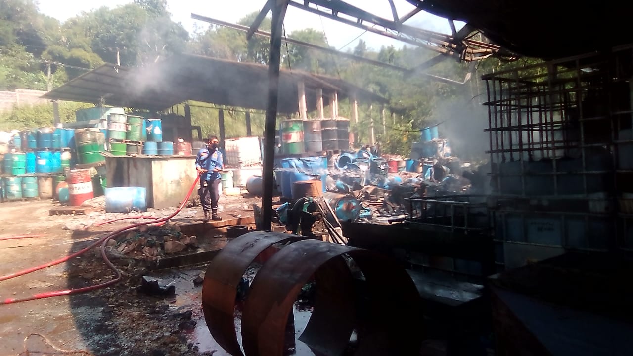 Gudang Penampungan Tawas di Sukaluyu Kebakaran, Satu Unit Damkar Diturunkan