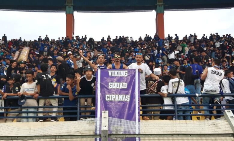 SEMANGAT: Suasana Viking Squad Cipanas saat nonton di stadion sebelum pandemi Covid-19. Kini, menyaksikan laga Persib cukup dari rumah.