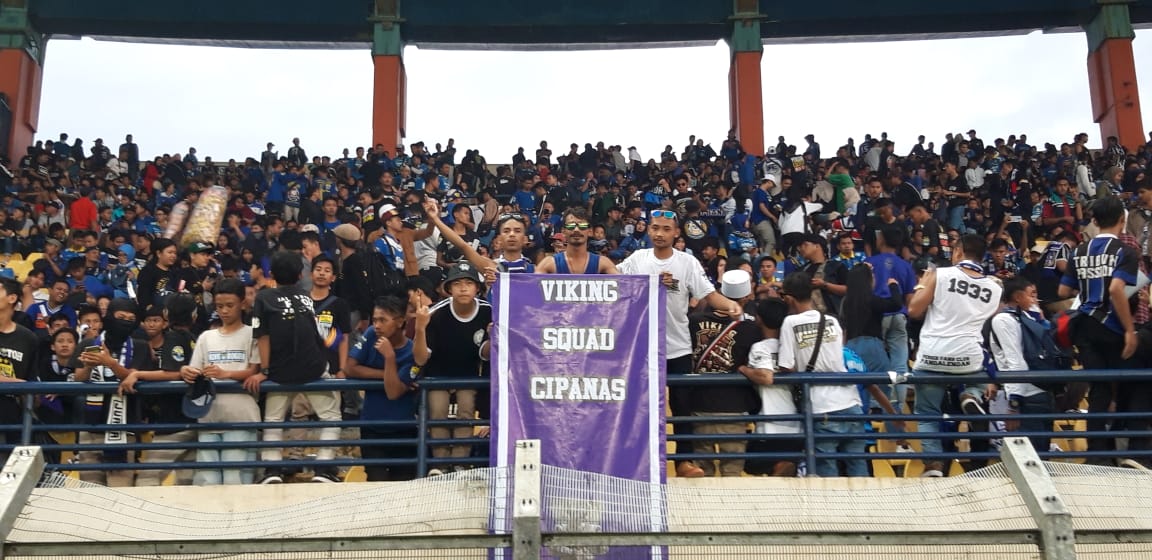 SEMANGAT: Suasana Viking Squad Cipanas saat nonton di stadion sebelum pandemi Covid-19. Kini, menyaksikan laga Persib cukup dari rumah.