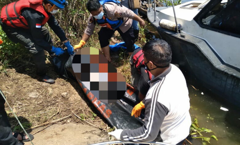 Dani (60), pemancing yang tenggelam di Sungai Citarum ditemukan meninggal dunia, Minggu (28/3/2020) siang. (Foto: Apip Samlawi/Cianjurtoday.com)