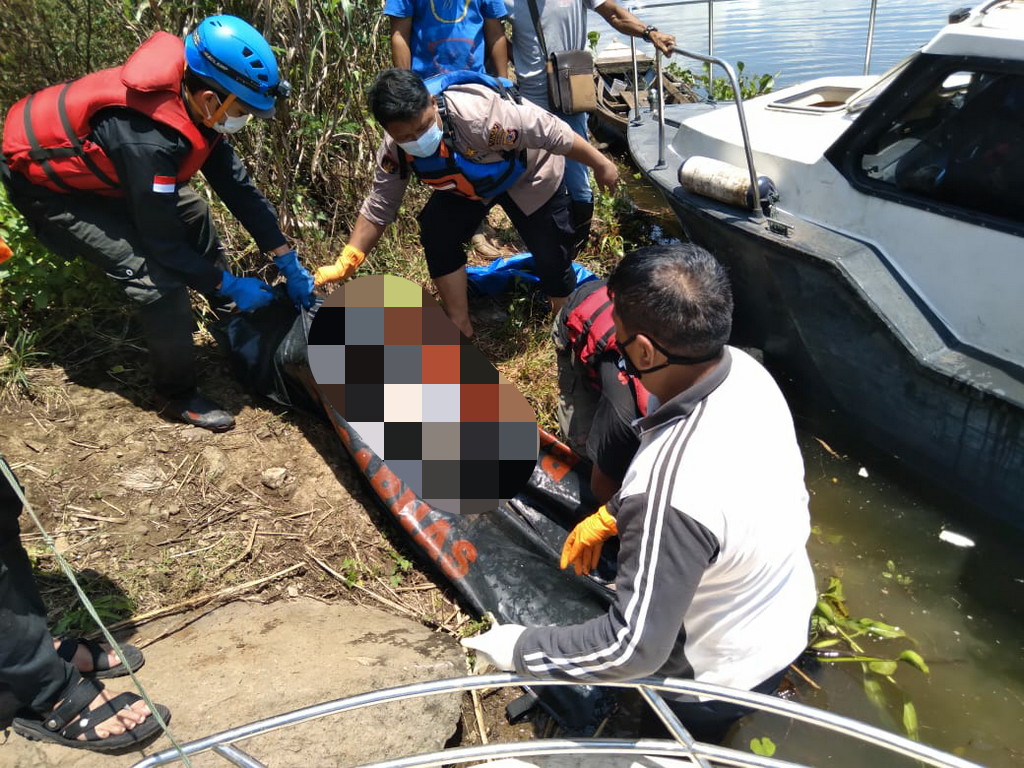 Dani (60), pemancing yang tenggelam di Sungai Citarum ditemukan meninggal dunia, Minggu (28/3/2020) siang. (Foto: Apip Samlawi/Cianjurtoday.com)