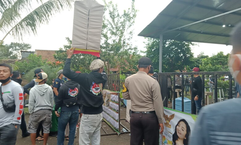 DIBUBARKAN: Lomba kicau burung di Pendopo Tumaritis, Jalan Pangeran Hidayatullah, Cianjur dibubarkan oleh Polres Cianjur. (Foto: Afsal Muhammad/cianjurupdate.com)