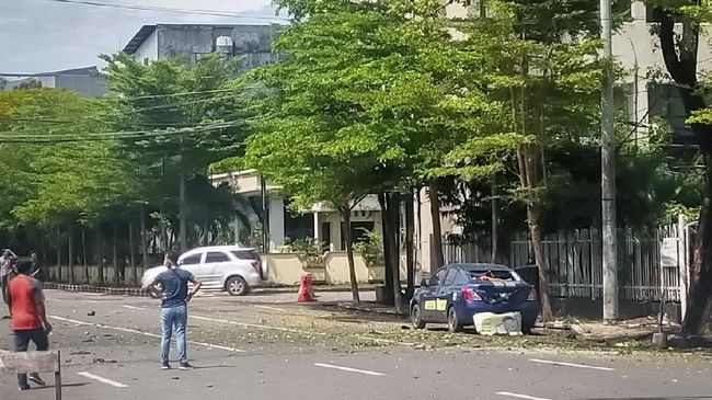 Diduga Bom, Sebuah Ledakan Besar Terjadi di Depan Gereja Katedral Makassar