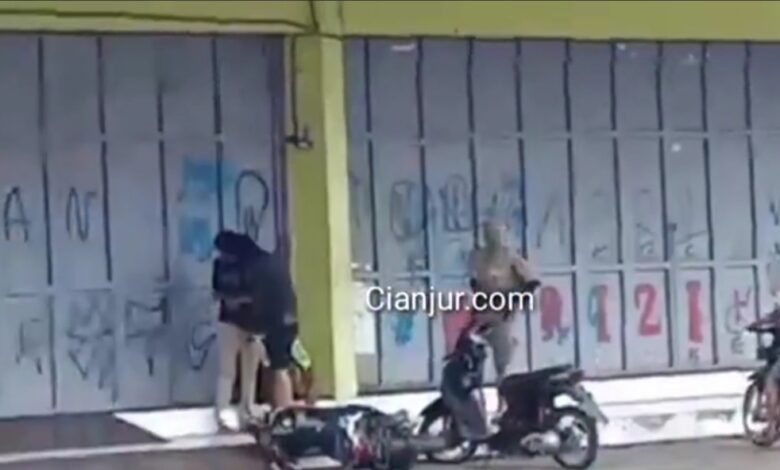 Tangkapan layar video pemukulan dan perampasan HP terhadap dua pemuda di Cikalongkulon Kabupaten Cianjur viral di media sosial