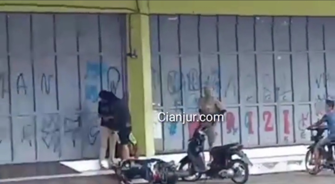 Tangkapan layar video pemukulan dan perampasan HP terhadap dua pemuda di Cikalongkulon Kabupaten Cianjur viral di media sosial