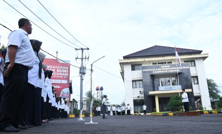 Plt Bupati, Herman Suherman melaksanakan apel pagi gabungan di halaman Kantor Badan Pengelolaan Pendapatan Daerah Kabupaten Cianjur (Bappenda) pada Rabu (19/02/2020) lalu. Foto: Cianjurkab.go.id