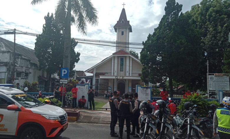 PENGAMANAN: Aparat gabungan yang terdiri atas polisi, TNI, Satpol PP, dan Brimob mulai melakukan penjagaan di semua gereja di Kabupaten Cianjur.(Foto: Afsal Muhammad/cianjurupdate.com)