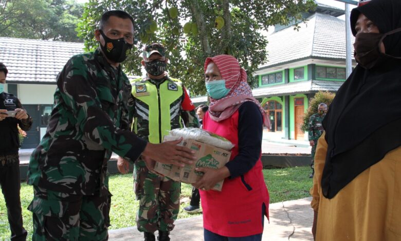 ACT dan Kodim 0608 Cianjur Bagikan Puluhan Paket Sembako Pada Masyarakat