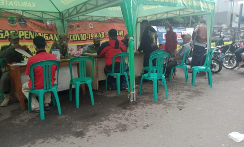 OPERASI YUSTISI: Memasuki awal Ramadan 2021, operasi yustisi pun digelar mulai sore hingga jelang berbuka puasa di sekitar Ramayana Cianjur.(Foto: Afsal Muhammad/cianjurupdate.com)