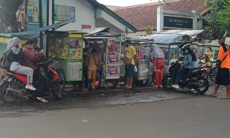 NGABUBURIT: Memasuki waktu ngabuburit, pedagang kaki lima mulai berjualan di Jalan Siliwangi, Cianjur.(Fot: Afsal Muhammad/cianjurupdate.com)