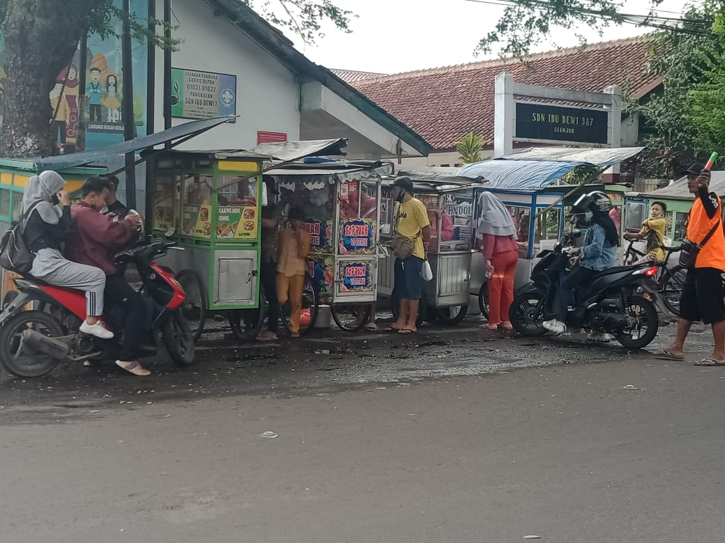 NGABUBURIT: Memasuki waktu ngabuburit, pedagang kaki lima mulai berjualan di Jalan Siliwangi, Cianjur.(Fot: Afsal Muhammad/cianjurupdate.com)