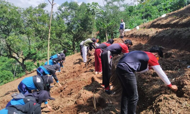 Dilatih jadi Petani Milenial, Yayasan Jamiatul Makq'dis dan Paskibraka Cianjur Tanam Ribuan Pohon