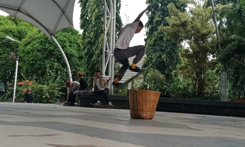 NGABUBURIT: komunitas Skate Cianjur yang melakukan aktifitas olahraga sembari ngabuburit menanti buka puasa.(Foto: Afsal Muhammad/cianjurupdate.com)