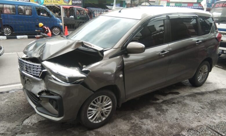 Mobil Ertiga Hantam Bagian Belakang Kijang Kapsul hingga Penyok di Jalan Raya Cipanas