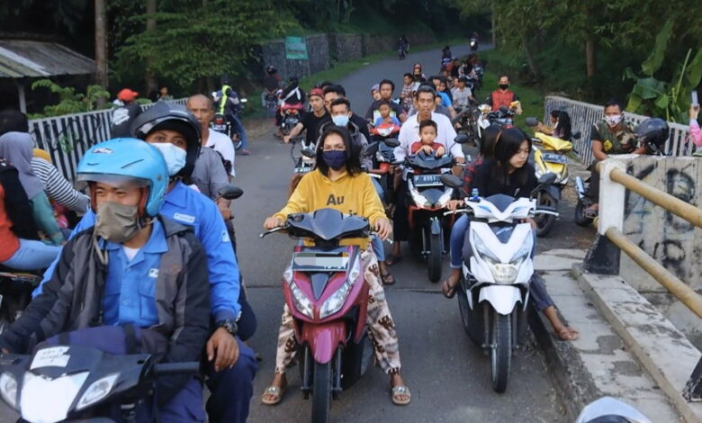 Jembatan Citarum lama selalu ramai setiap sore oleh masyarakat yang ngabubuit. Foto: (Apip Sam/Cianjurtoday)