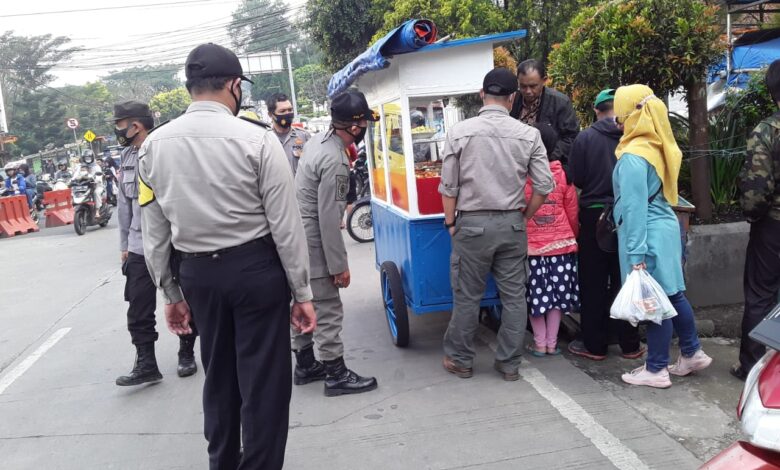 Polisi Pamong Praja (Pol PP) Kecamatan Cipanas menggelar patroli warung nasi (warnas) yang buka siang hari pada bulan Ramadan.