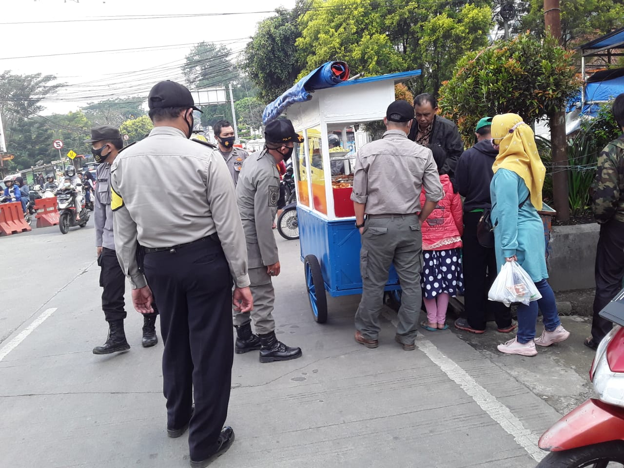 Polisi Pamong Praja (Pol PP) Kecamatan Cipanas menggelar patroli warung nasi (warnas) yang buka siang hari pada bulan Ramadan.