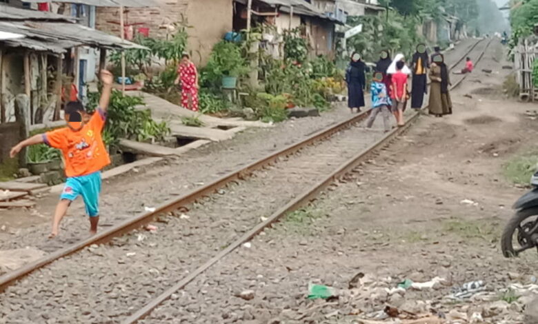 BERBAHAYA: Ternyata, ngabuburit di rel kereta api melanggar aturan dan bisa terancam denda hingga Rp15 juta.(Foto: Afsal Muhammad/cianjurupdate.com)